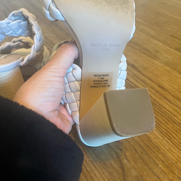 Sandals.. worn one time. Perfect condition - Picture 3 of 9